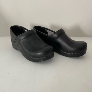 Dansko women’s Professional Clog - Black size 8.5-9.